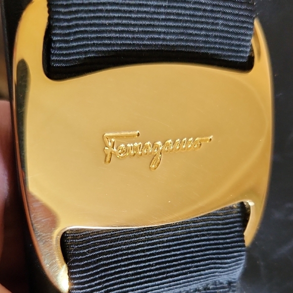 🖤Salvatore Ferragamo Vara Black Leather Crossbody/Clutch Gold Buckle D210588 - Picture 3 of 11